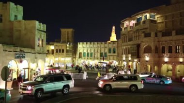 Katar, Doha, 22 Mart 2018: İnsanlar ve arabalara Souq Waqif veya ayakta Pazar - Doha - Qatar, Basra Körfezi, Arap Yarımadası'nda, Orta Doğu başkenti ve en kalabalık Doğu ın Bazaarı