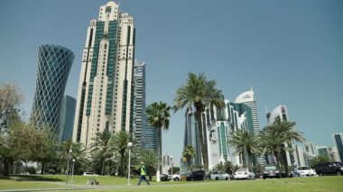 Katar, DOHA, 20 Mart 2018: Katar 'ın Doha kentindeki finans merkezi. Doha şehir merkezindeki gökdelenler, Katar, Basra Körfezi, Arap Yarımadası, Ortadoğu. Doha - Katar 'ın başkenti ve en kalabalık şehri