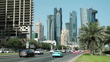 Katar, DOHA, 20 Mart 2018: Doha 'daki finans merkezinde yol trafiği - Katar' ın başkenti ve en kalabalık şehri. Doha, Katar, Basra Körfezi, Arap Yarımadası 'ndaki Corniche yolu ve gökdelenleri