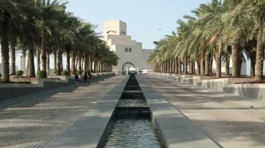 Katar, DOHA, 21 Mart 2018: Doha 'daki İslam Sanatları Müzesi yakınları - Katar' ın başkenti ve en kalabalık şehri, Basra Körfezi, Arap Yarımadası, Orta Doğu