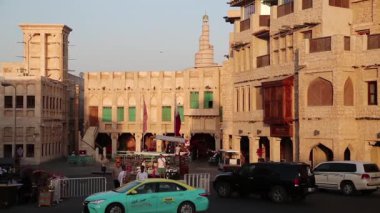 Katar, Doha, 22 Mart 2018: İnsanlar ve arabalara Souq Waqif veya ayakta Pazar - Doha - Qatar, Basra Körfezi, Arap Yarımadası'nda, Orta Doğu başkenti ve en kalabalık Doğu ın Bazaarı