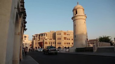 Katar, DOHA, 22 Mart 2018: Souq Waqif 'teki cami yakınlarındaki insanlar veya Doha' nın doğu pazarı - Katar, Basra Körfezi, Arap Yarımadası, Orta Doğu