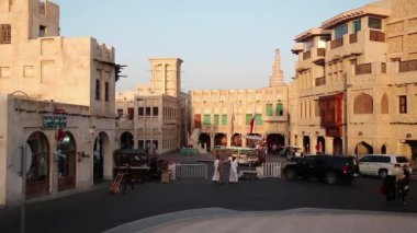 Katar, Doha, 22 Mart 2018: İnsanlar ve arabalara Souq Waqif veya ayakta Pazar - Doha - Qatar, Basra Körfezi, Arap Yarımadası'nda, Orta Doğu başkenti ve en kalabalık Doğu ın Bazaarı