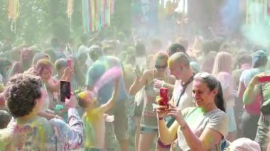 UKRAINE, KIEV, 28 Temmuz 2018: İnsanlar Holi - Hindu geleneksel festivali, ayrıca renkler ve aşk festivali olarak da bilinir.