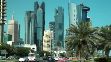 Katar, DOHA, 20 Mart 2018: Doha 'daki finans merkezindeki karayolu trafiğini büyüt - Katar' ın başkenti ve en kalabalık şehri. Doha 'daki Corniche Yolu, Basra Körfezi, Arap Yarımadası