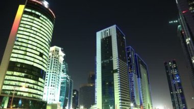 Katar, DOHA, 20 Mart 2018: Doha 'daki Katar Olimpiyat Komitesi kulesinin gece takvimi - Katar' ın başkenti ve en kalabalık şehri, Batı Körfezi, Basra Körfezi, Arap Yarımadası, Orta Doğu