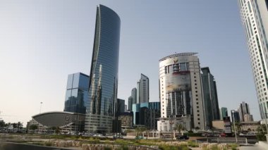 Katar, DOHA, 20 Mart 2018: Katar Navigasyon Kulesi ve Doha şehrindeki finans merkezi Eğitim ve Yüksek Öğrenim Bakanlığı, Katar, Basra Körfezi, Arap Yarımadası, Orta Doğu