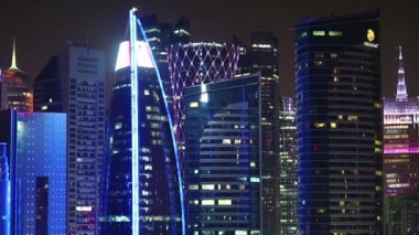 Katar, DOHA, 20 Mart 2018: Doha şehrindeki finans merkezi, Katar. Doha 'daki, Katar' daki, Basra Körfezi 'ndeki, Arap Yarımadası' ndaki gökdelenlere bak. Doha - Katar 'ın başkenti ve en kalabalık şehri