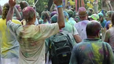 UKRAINE, KIEV, 28 Temmuz 2018: İnsanlar Holi - Hindu geleneksel festivali, ayrıca renkler ve aşk festivali olarak da bilinir.