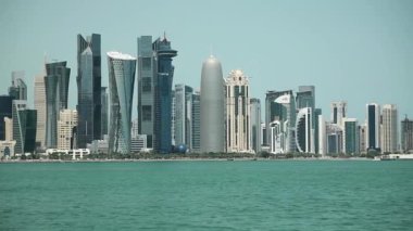 Katar 'ın Doha şehrindeki finans merkezi. Doha 'daki, Katar' daki, Basra Körfezi 'ndeki, Arap Yarımadası' ndaki gökdelenlere bak. Doha - Katar 'ın başkenti ve en kalabalık şehri