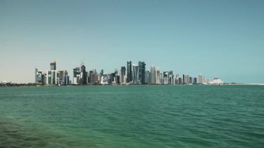 Doha 'daki, Katar' daki, Basra Körfezi 'ndeki, Arap Yarımadası' ndaki gökdelenlere bak. Doha şehrinin finans merkezi - Katar 'ın başkenti ve en kalabalık şehri