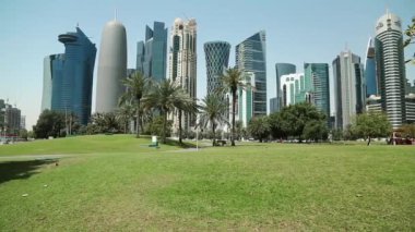 Doha şehri, Katar, şehir merkezinde gökdelenler. Doha şehrindeki finans merkezi, Katar, Basra Körfezi, Arap Yarımadası. Doha - Katar 'ın başkenti ve en kalabalık şehri