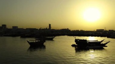 Katar, Basra Körfezi, Arap Yarımadası 'ndaki eski Doha şehrindeki liman manzarası. Doha - Katar 'ın başkenti ve en kalabalık şehri