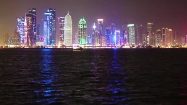 Gece Katar 'ın Doha şehrinde finans merkezi. Doha 'daki, Katar' daki, Basra Körfezi 'ndeki, Arap Yarımadası' ndaki gökdelenlere bak. Doha - Katar 'ın başkenti ve en kalabalık şehri