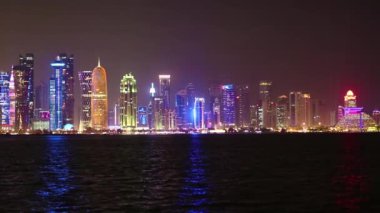 Doha 'daki, Katar' daki, Basra Körfezi 'ndeki, Arap Yarımadası' ndaki gökdelenlere bak. Doha - Katar 'ın başkenti ve en kalabalık şehri. Gece Katar 'ın Doha şehrinde finans merkezi