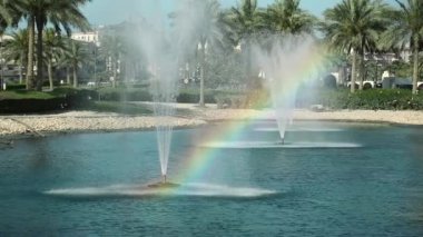 Çeşmeler ve renkli gökkuşağı. Gökkuşağı - yansıma, kırılma ve su damlacıklarında ışığın dağılmasından kaynaklanan meteorolojik bir fenomen