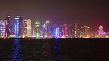 Doha 'daki, Katar' daki, Basra Körfezi 'ndeki, Arap Yarımadası' ndaki gökdelenlere bak. Doha - Katar 'ın başkenti ve en kalabalık şehri. Gece Katar 'ın Doha şehrinde finans merkezi