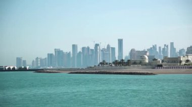Doha 'daki, Katar' daki, Basra Körfezi 'ndeki, Arap Yarımadası' ndaki gökdelenlere bak. Doha 'daki finans merkezi - Katar' ın başkenti ve en kalabalık şehri, Ortadoğu