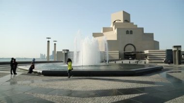 Katar, DOHA, 21 Mart 2018: Doha 'daki İslam Sanatları Müzesi yakınları - Katar' ın başkenti ve en kalabalık şehri, Basra Körfezi, Arap Yarımadası