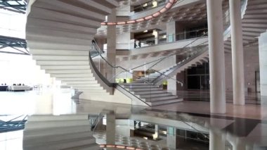 Katar, Doha, 21 Mart 2018: İnsanlar Doha - İslam Eserleri Müzesi'nde başkenti ve en kalabalık şehri Katar, Basra Körfezi, Arap Yarımadası'nda