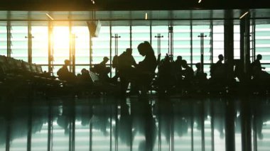 Katar, DOHA, 31 Mart 2018: Doha 'daki Hamad Uluslararası Havalimanı' nda bekleyenler - Katar 'ın başkenti ve en kalabalık şehri, Basra Körfezi, Arap Yarımadası