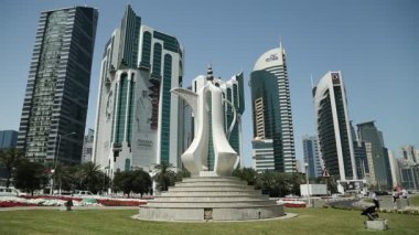 Katar, DOHA, 20 Mart 2018: Doha 'nın Batı Körfezi merkez finans bölgesinde Çaydanlık heykeli ve karayolu trafiği yakınındaki insanlar - Katar' ın başkenti, Ortadoğu, Basra Körfezi, Arap Yarımadası
