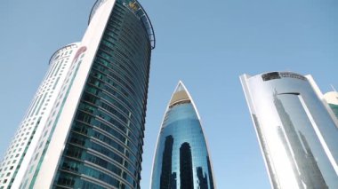 Katar, DOHA, 20 Mart 2018: Doha 'daki finans merkezinde yol trafiği - Katar' ın başkenti ve en kalabalık şehri. Doha şehir merkezindeki gökdelenler, Katar, Basra Körfezi, Arap Yarımadası, Orta Doğu