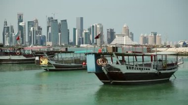 Katar, DOHA, MARCH 21, 2018: Mali bölgeye bakın ve dHowws - geleneksel ahşap Katar tekneleri, Doha Körfezi, Katar, Basra Körfezi, Arap Yarımadası, Orta Doğu