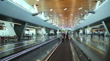 Katar, DOHA, 31 Mart 2018: Doha 'daki Hamad Uluslararası Havalimanı' nda tüccar olan insanlar - Katar 'ın başkenti ve en kalabalık şehri, Basra Körfezi, Arap Yarımadası