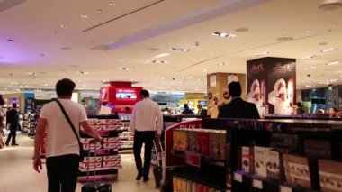 Katar, DOHA, 31 Mart 2018: Doha 'daki Hamad uluslararası havalimanında gümrüksüz çalışan insanlar - Katar' ın başkenti ve en kalabalık şehri, Basra Körfezi, Arap Yarımadası