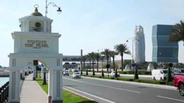 Katar, DOHA, 25 Mart 2018: Doha 'da yol trafiği - Katar, Basra Körfezi, Arap Yarımadası, Orta Doğu' nun başkenti ve en kalabalık şehri. West Bay Lagoon Plaza 'daki Zig Zag kulelerine bakın.