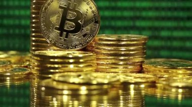 Şifreli para birimi Altın Bitcoin, BTC, Bit Coins. Blok zinciri teknolojisi, bitcoin madencilik konsepti, arka planda yeşil kodlu izleme