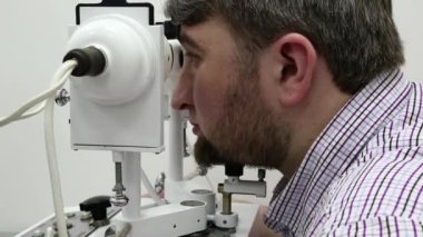 Göz hekimliği kliniğindeki hasta. İnsan sinnoflora bakar. Göz kaslarındaki dengesizliği teşhis etmek ve onları ortopedik yöntemlerle tedavi etmek, Strabismus tedavisinde kullanılır.