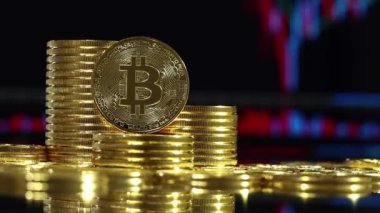Kripto para birimi Altın Bitcoin, BTC, bit bozuk paralar aynada yatar ve döner. Bitcoin madencilik konsepti, zincir teknolojisini engelleme, arka planda finansal diyagramı izleme