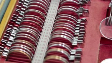 Optisyen laboratuvarında gözlükçü diopter aletleri, lensli çanta. Görüş testi için teşhis lensi kiti