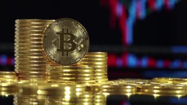 Kripto para birimi Altın Bitcoin, BTC, bit bozuk paralar aynada yatar ve döner. Bitcoin madencilik konsepti, zincir teknolojisini engelleme, arka planda finansal diyagramı izleme