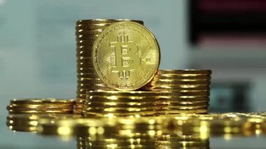 Bitcoin madencilik konsepti, zincir teknolojisi, arka planda finans siteleriyle izleme. Şifreli para birimi Altın Bitcoin, BTC, Bitcoins ve internet zaman ayarlı ekran