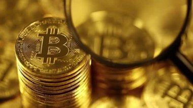Büyüteç altında bitcoinler. Engelleme teknolojisi, bitcoin madencilik konsepti. Kripto para birimi Altın Bitcoin, BTC, bitcoins ve loupe