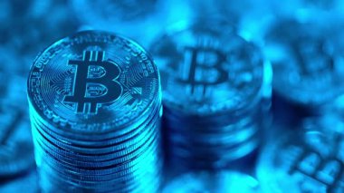 Bitcoinler büyüteç altında mavi ışıkta. Engelleme teknolojisi, bitcoin madencilik konsepti. Kripto para birimi Altın Bitcoin, BTC, bitcoins ve loupe