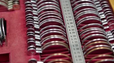 Optisyen laboratuvarında gözlükçü diopter aletleri, lensli çanta. Görüş testi için teşhis lensi kiti