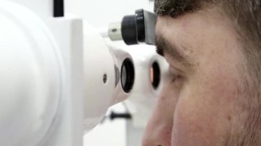 Göz hekimliği kliniğindeki hasta. İnsan sinnoflora bakar. Göz kaslarındaki dengesizliği teşhis etmek ve onları ortopedik yöntemlerle tedavi etmek, Strabismus tedavisinde kullanılır.