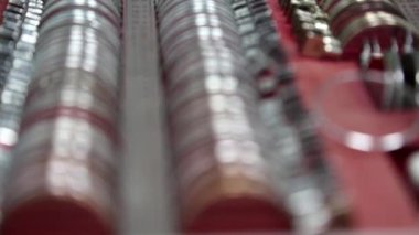 Gözlükçü laboratuarında gözlükçü diopter aletleri ve lenslerle dolu bir çanta. Görüş testi için teşhis lensi kiti