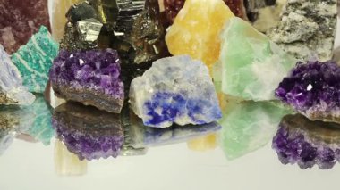 Yarı değerli taşlar ve mineraller aynada yatıyor, dünyanın zenginlikleri.