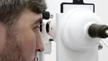 Göz hekimliği kliniğindeki hasta. İnsan sinnoflora bakar. Göz kaslarındaki dengesizliği teşhis etmek ve onları ortopedik yöntemlerle tedavi etmek, Strabismus tedavisinde kullanılır.