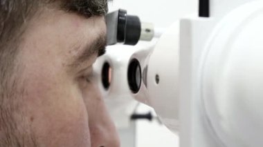 Göz hekimliği kliniğindeki hasta. İnsan sinnoflora bakar. Göz kaslarındaki dengesizliği teşhis etmek ve onları ortopedik yöntemlerle tedavi etmek, Strabismus tedavisinde kullanılır.