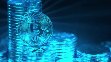 Kripto para birimi Bitcoin, BTC, bit sikkeleri mavi ışıkta döner. Engelleme teknolojisi, bitcoin madencilik konsepti, bitcoin makro atışı