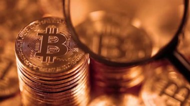 Büyüteç altında bitcoinler. Engelleme teknolojisi, bitcoin madencilik konsepti. Kripto para birimi Altın Bitcoin, BTC, bitcoins ve loupe