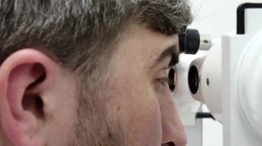 Göz hekimliği kliniğindeki hasta. İnsan sinnoflora bakar. Göz kaslarındaki dengesizliği teşhis etmek ve onları ortopedik yöntemlerle tedavi etmek, Strabismus tedavisinde kullanılır.