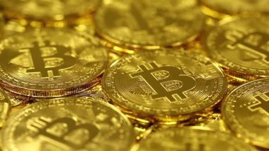 Şifreli para birimi Altın Bitcoin, BTC, Bit Coin. Engelleme teknolojisi, bitcoin madencilik konsepti, dönen bitcoinlerin makro atışı