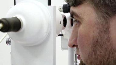 Göz hekimliği kliniğindeki hasta. İnsan sinnoflora bakar. Göz kaslarındaki dengesizliği teşhis etmek ve onları ortopedik yöntemlerle tedavi etmek, Strabismus tedavisinde kullanılır.